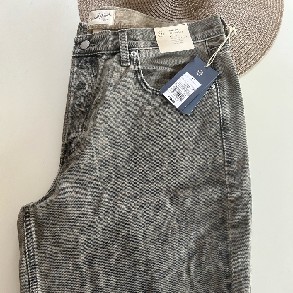 Mid-Rise 90’s Baggy Jeans